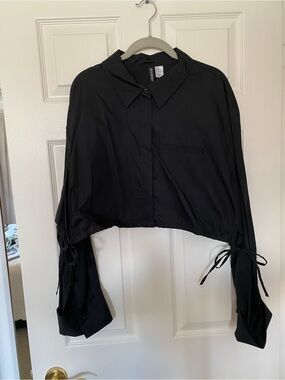H&M Black Cropped Button-Front Tie-Sleeve Shirt
